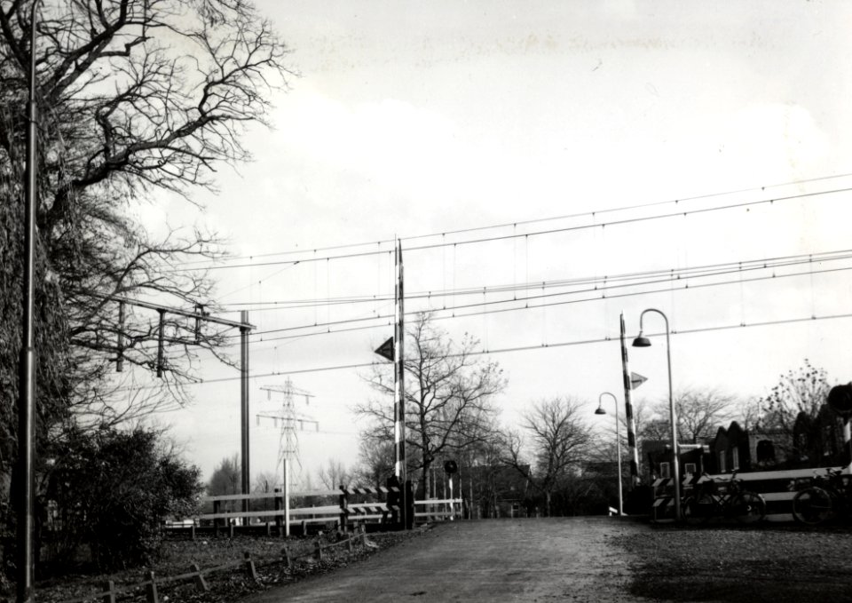 HUA-169349-Gezicht op de spoorwegovergang in de Gein Zuid te Abcoude