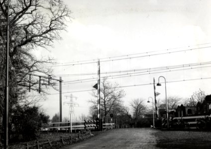 HUA-169349-Gezicht op de spoorwegovergang in de Gein Zuid te Abcoude