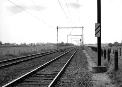HUA-169484-Gezicht op de spoorlijn tussen Nijkerk en Amersfoort met bakens en een voorsein ter hoogte van km 254 uit het noordoosten