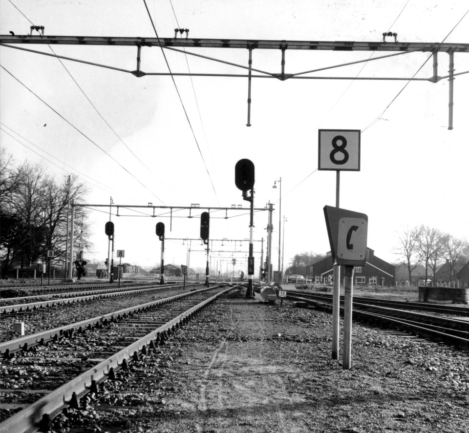 HUA-169492-Gezicht op het emplacement van het NS station Zevenaar te Zevenaar met telefoonkast en lichtseinen