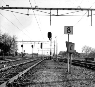 HUA-169492-Gezicht op het emplacement van het NS station Zevenaar te Zevenaar met telefoonkast en lichtseinen