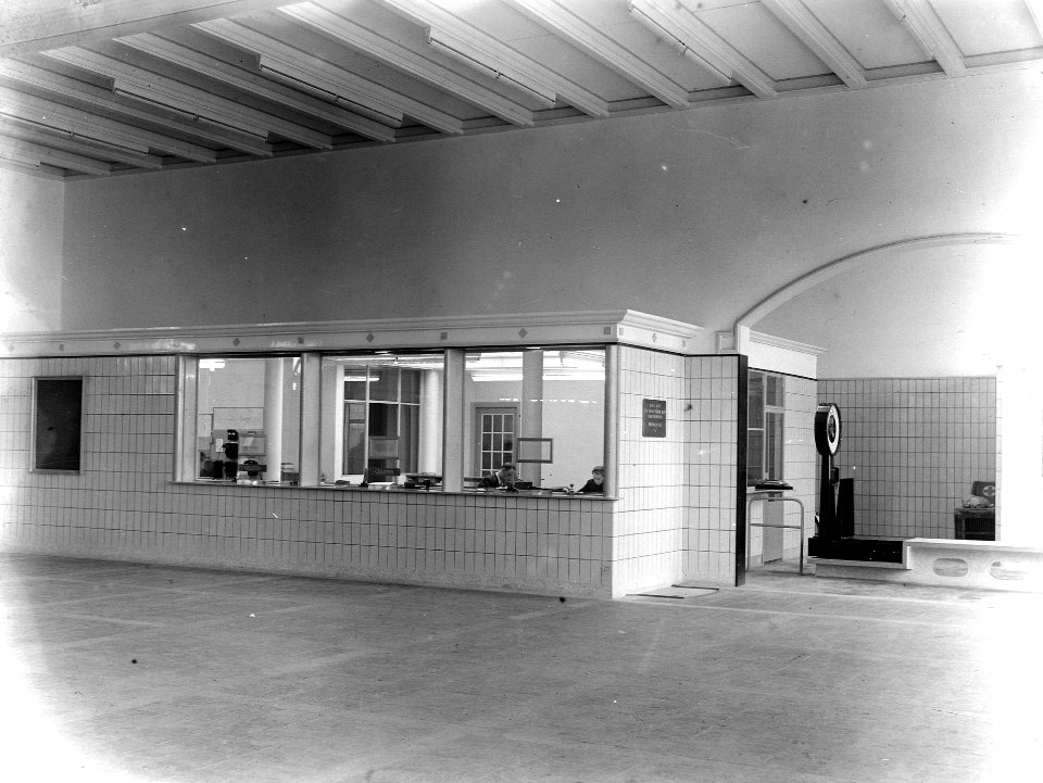 HUA-166008-Interieur van het N.S.-station Vlissingen te Vlissingen- hal, met de loketten en rechts de bagagebalie