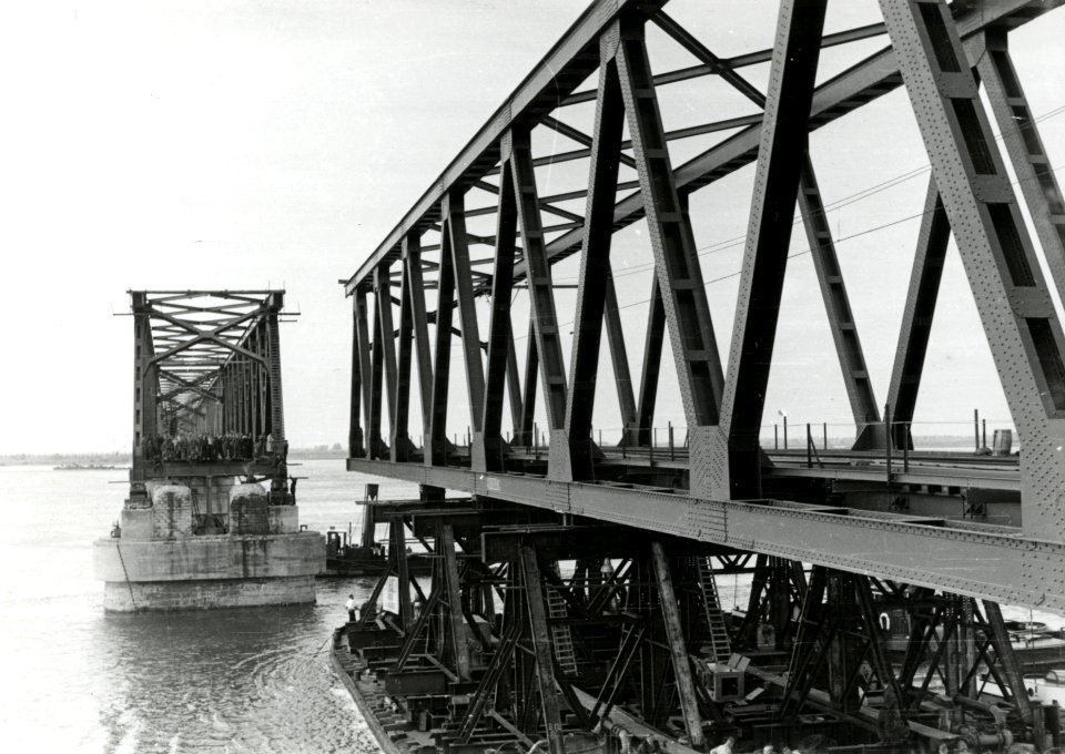 HUA-168686-Afbeelding van het invaren van een nieuw brugdeel voor de spoorbrug over het Hollands Diep bij Moerdijk (Moerdijkbrug)
