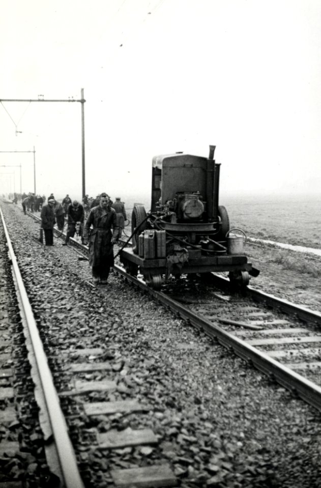 HUA-168653-Afbeelding van een compressor op een raillorrie voor het leveren van perslucht voor pneumatisch gereedschap, tijdens de werkzaamheden ten behoeve van de baanverzwaring nabij Duivendrecht