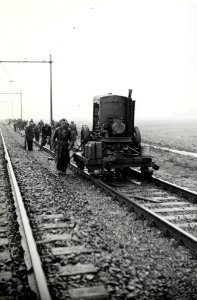 HUA-168653-Afbeelding van een compressor op een raillorrie voor het leveren van perslucht voor pneumatisch gereedschap, tijdens de werkzaamheden ten behoeve van de baanverzwaring nabij Duivendrecht