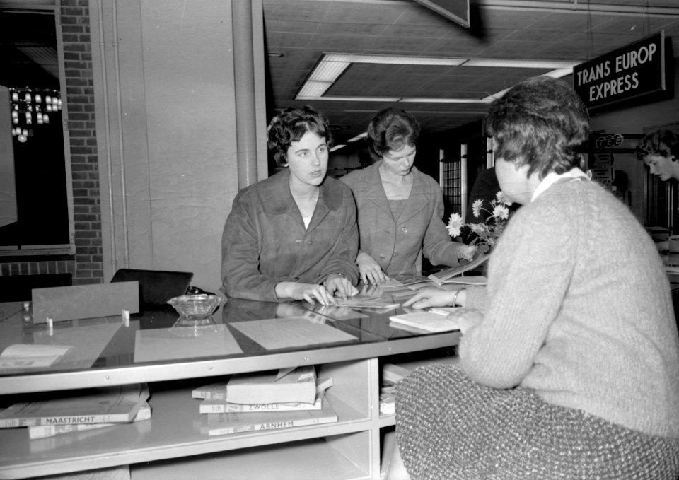 HUA-169290-Interieur van het NS station Amsterdam CS te Amsterdam inlichtingenbureau