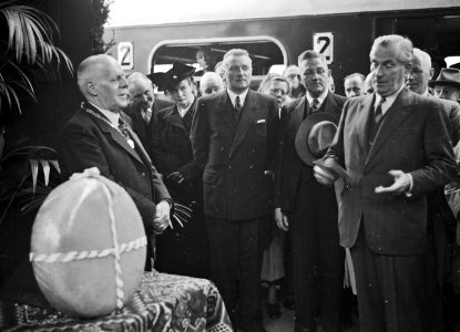 HUA-167865-Afbeelding van de ontvangst van president directeur dr ir FQ den Hollander rechts van de NS en zijn gevolg door burgemeester HG van Kempen van Woerden