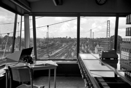 HUA-159752-Gezicht vanuit het seinhuis post A op het emplacement aan de noordzijde van het N.S.-station Utrecht C.S. te Utrecht