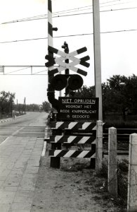 HUA-168750-Afbeelding van een AHOB bij de spoorwegovergang in de Utrechtseweg te Vleuten (gemeente Vleuten-De Meern), met het waarschuwingsbord met de tekst "Niet oprijden voordat het rode knipperlicht is gedoof