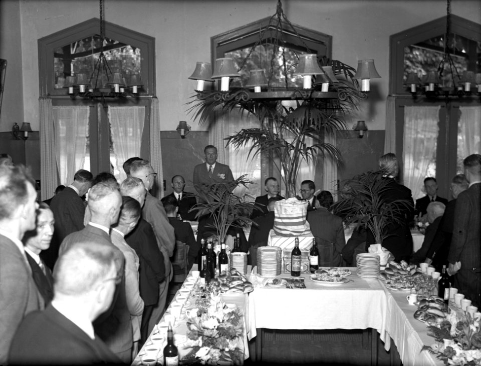 HUA-167861-Afbeelding van dr. ir. F. Q. den Hollander (president-directeur van de N.S.) tijdens zijn toespraak bij de feestelijke lunch in het N.S.-station Baarn te Baarn, ter gelegenhied van de electrificatie v