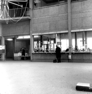 HUA-166145-Interieur van het N.S.-station Zutphen te Zutphen- stationshal met loketten en links de bagagebalie