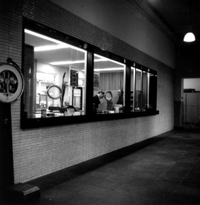 HUA-166139-Interieur van het N.S.-station Winschoten te Winschoten- loketten