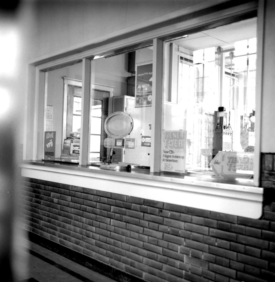 HUA-166135-Interieur van het N.S.-station Klimmen-Ransdaal- loketbalie in de hal