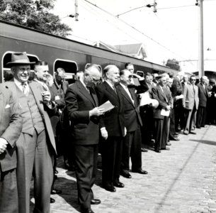 HUA-167898-Afbeelding van de ontvangst van president-directeur dr. ir. F.Q. den Hollander van de N.S. en zijn gevolg op het perron van het N.S.-station Schagen te Schagen, ter gelegenheid van de electrificatie v