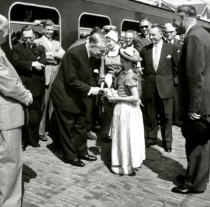 HUA-167899-Afbeelding van de ontvangst van president-directeur dr. ir. F.Q. den Hollander van de N.S. en zijn gevolg op het perron van het N.S.-station Schagen te Schagen, ter gelegenheid van de electrificatie v