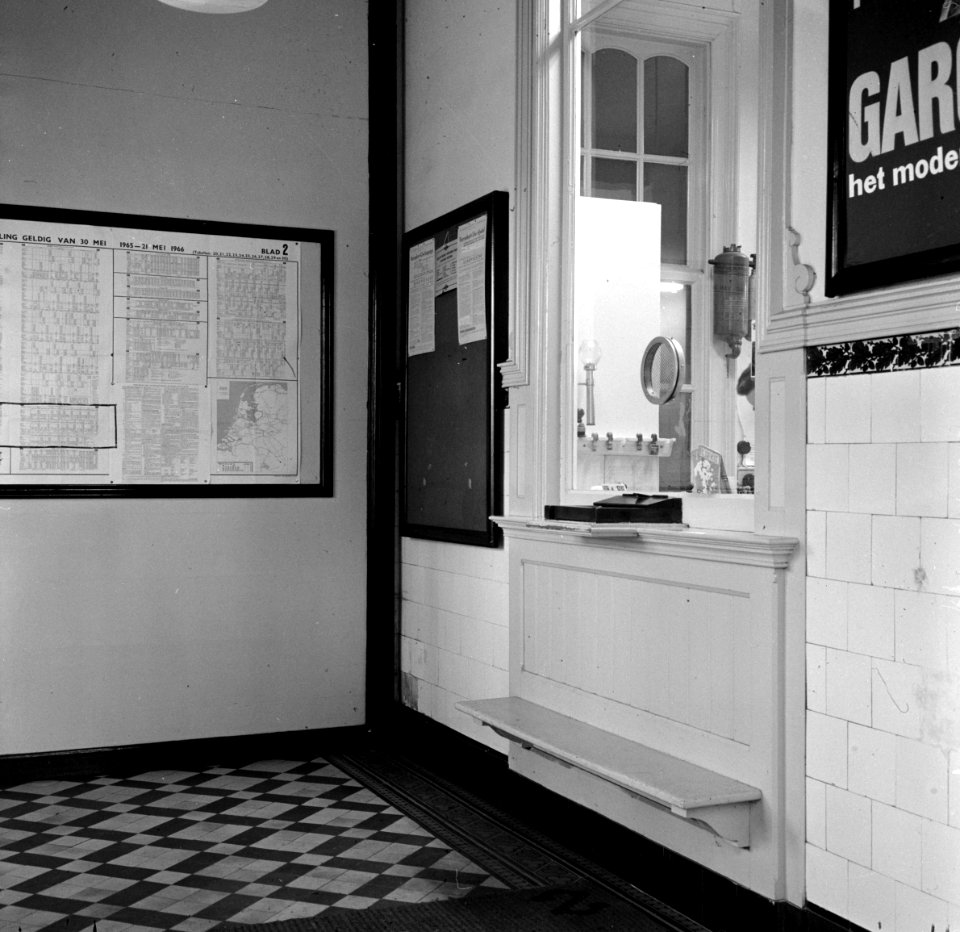 HUA-166147-Interieur van het N.S.-station Soest te Soest- loket in de hal