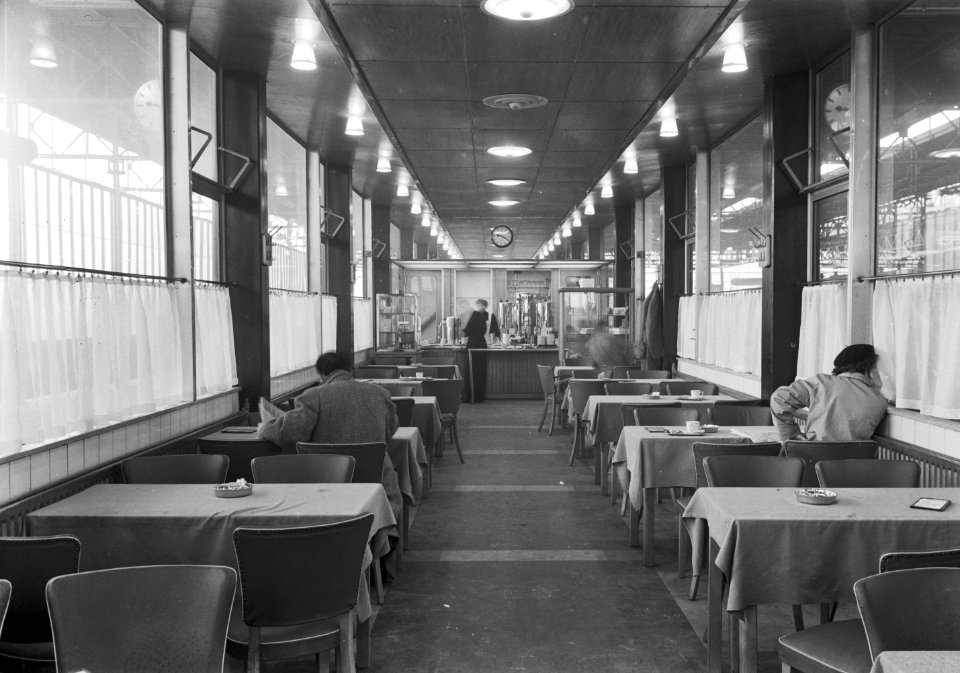 HUA-166052-Interieur van de wachtkamer met buffet op het 3e perron van het N.S.-station Eindhoven te Eindhoven