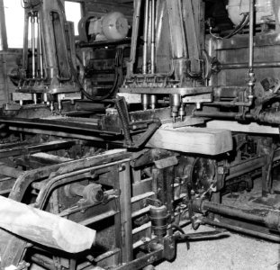 HUA-167670-Afbeelding van de machine voor het zagen, frezen en boren van dwarsliggers in het Houtbereidingsbedrijf van de N.S. (HBI) te Dordrecht