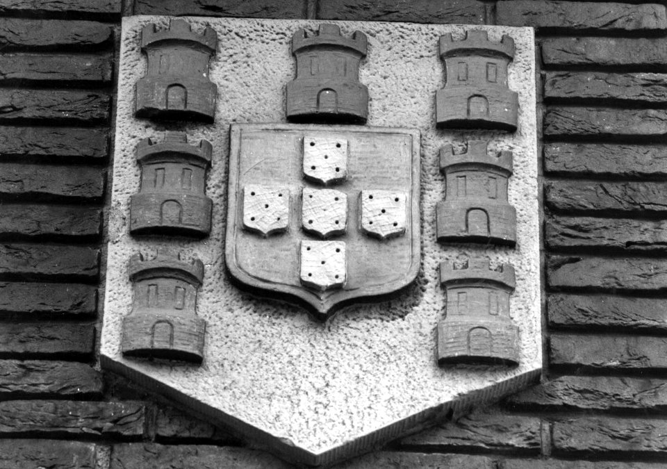 HUA-156612-Afbeelding van een wapenschild aan de gevel van het N.S.-station 's-Hertogenbosch te 's-Hertogenbosch