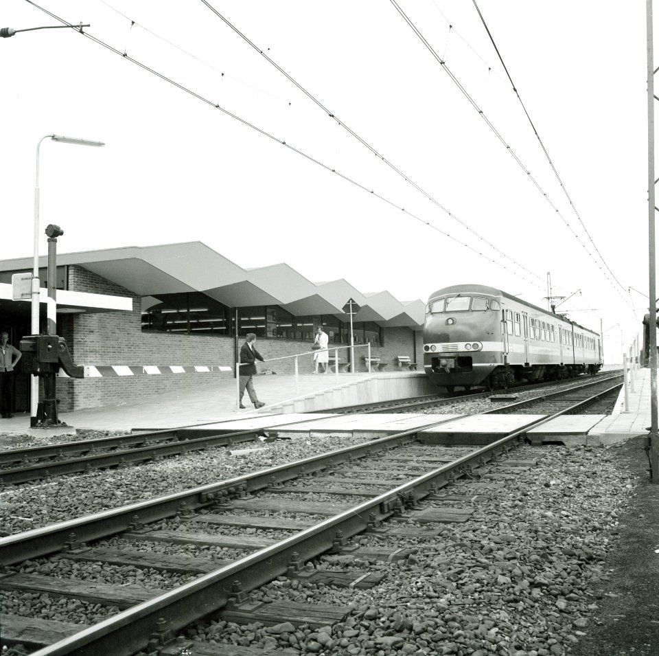 HUA-167639-Gezicht op het NS station Heemskerk te Heemskerk met langs het perron een electrisch treinstel mat 1964 plan V van de NS