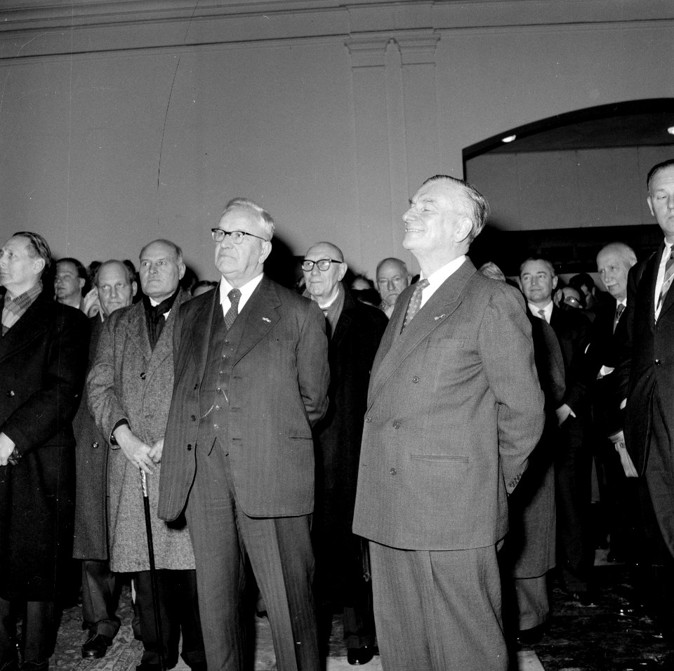 HUA-153451-Afbeelding van ir. W. Hupkes (links, oud-president-directeur van N.S.) en ir. F.Q. den Hollander (president-directeur) in het Spoorwegmuseum te Utrecht