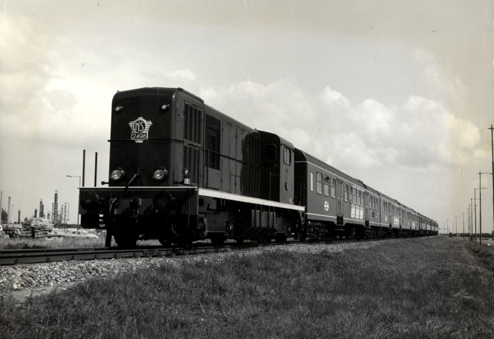 HUA-168842-Afbeelding van de diesel-electrische locomotief nr. 2498 (serie 2400-2500) van de N.S. met een extra trein voor de Chemische Kring naar de Europoort te Rotterdam