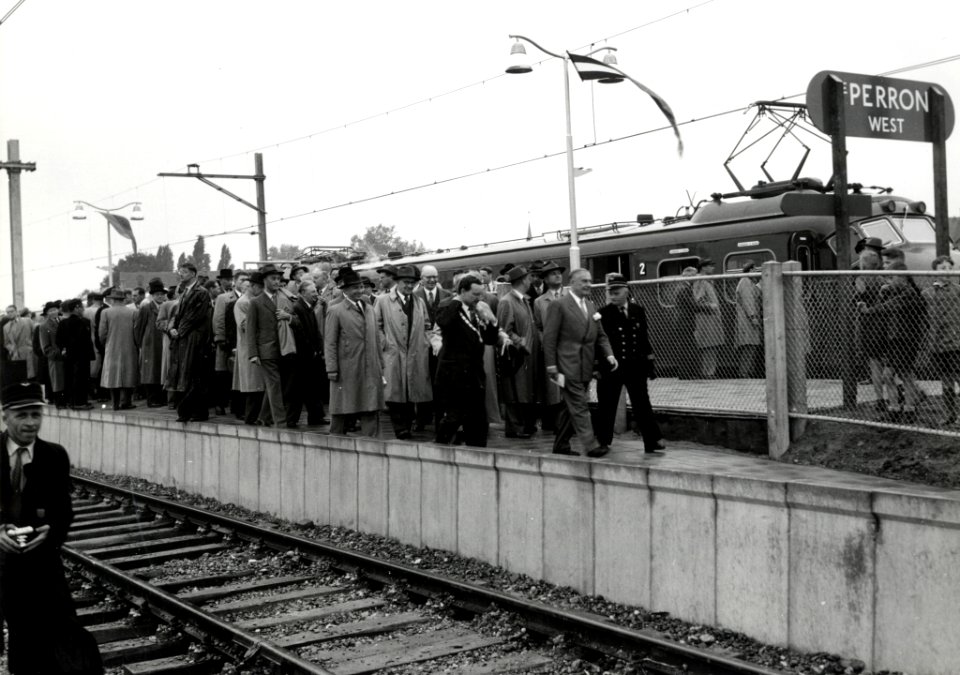 HUA-167887-Afbeelding van president directeur dr ir FQ den Hollander van de NS en zijn gevolg op het perron van het NS station Venlo te Venlo na aankomst van de 