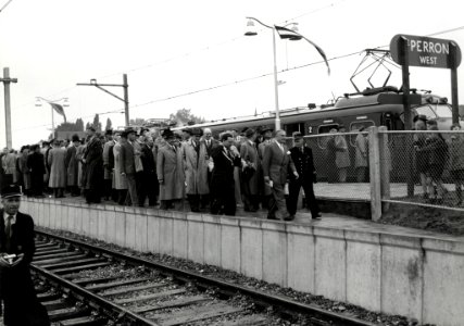 HUA-167887-Afbeelding van president directeur dr ir FQ den Hollander van de NS en zijn gevolg op het perron van het NS station Venlo te Venlo na aankomst van de 