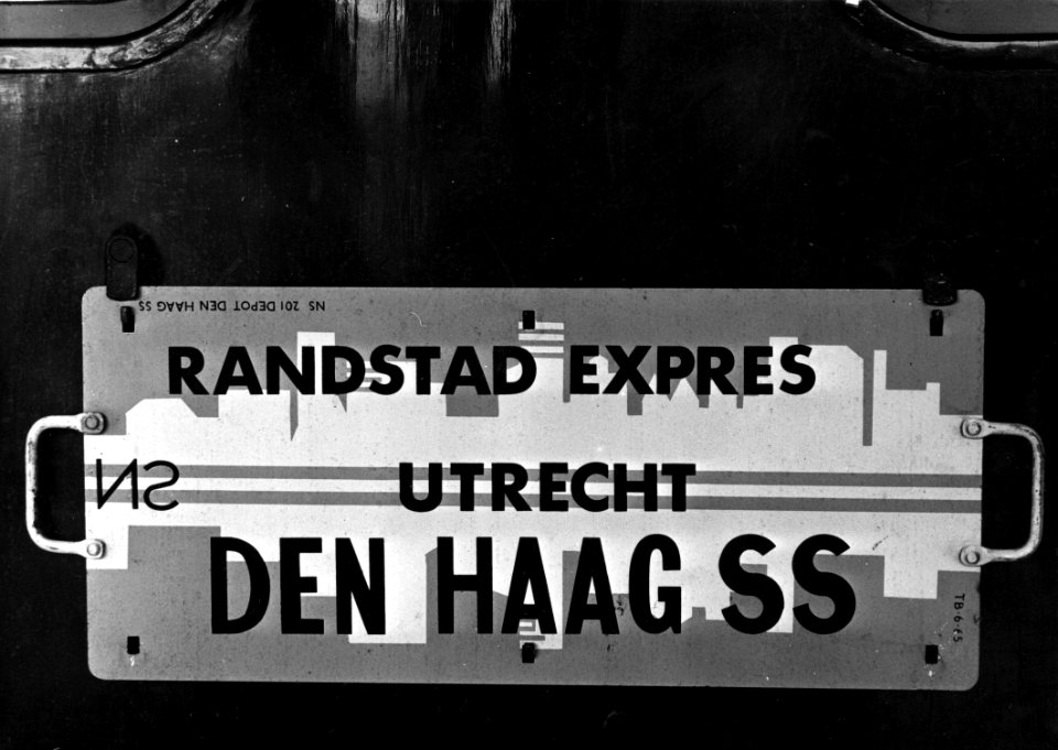 HUA-153474-Afbeelding van het koersbord 'Randstad Express' op een trein tussen Utrecht en Den-Haag