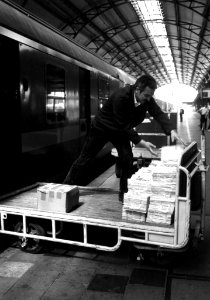 HUA-167827-Afbeelding van het lossen van pakketjes uit het bagagerijtuig van een internationale trein op het perron van het N.S.-station Utrecht C.S. te Utrecht