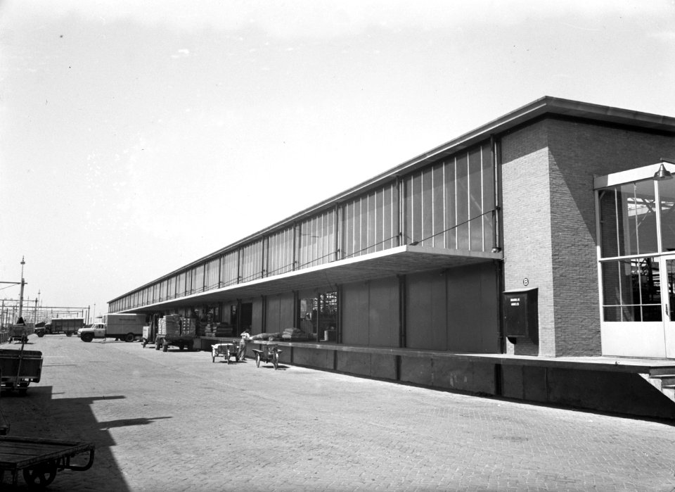 HUA-168339-Gezicht op de goederenloods van Van Gend & Loos bij het N.S.-station Leeuwarden te Leeuwarden