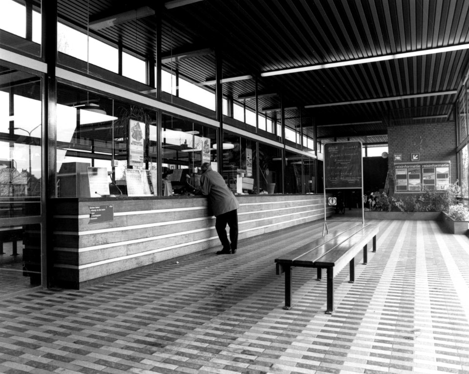 HUA-166124-Interieur van het N.S.-station Weesp te Weesp- stationshal, met loketten