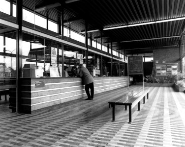 HUA-166124-Interieur van het N.S.-station Weesp te Weesp- stationshal, met loketten