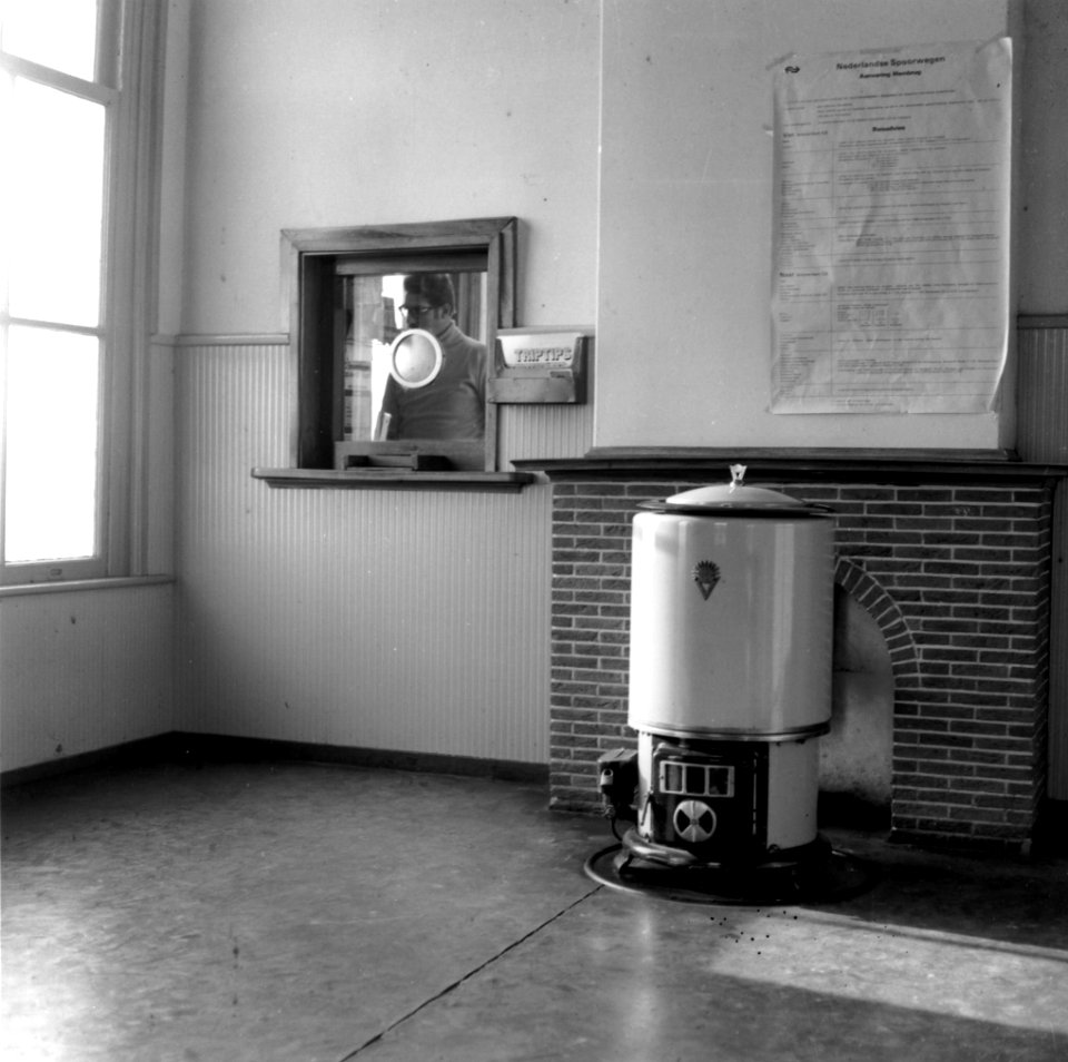 HUA-166065-Interieur van het N.S.-station Deinum te Deinum- wachtkamer, met loket