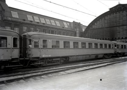 HUA-167736-Afbeelding van het rijtuig NS C 7802 serie C 7801 7840 plan D van de NS op het NS station Amsterdam CS te Amsterdam