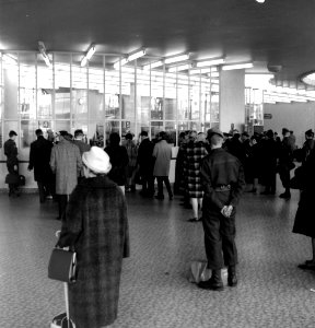 HUA-166160-Afbeelding van wachtende reizigers bij de loketten in de hal van het NS station Utrecht CS te Utrecht