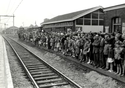 HUA-167882-Afbeelding van de belangstellenden op het perron van het N.S.-station Helmond te Helmond, tijdens de festiviteiten ter gelegenheid van de electrificatie van de spoorlijn Eindhoven - Venlo