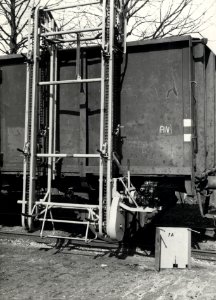 HUA-168386-Afbeelding van een dwarsliggerslaadinrichting aan een open goederenwagen te Harderwijk