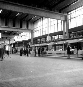 HUA-166164-Interieur van het NS station Utrecht CS te Utrecht hal met loketten