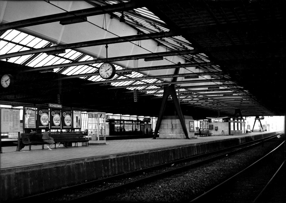 HUA-153264-Gezicht op het perron en de perronkap van het NS station Schiedam te Schiedam