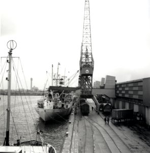 HUA-168462-Gezicht op een kade in de haven te Rotterdam
