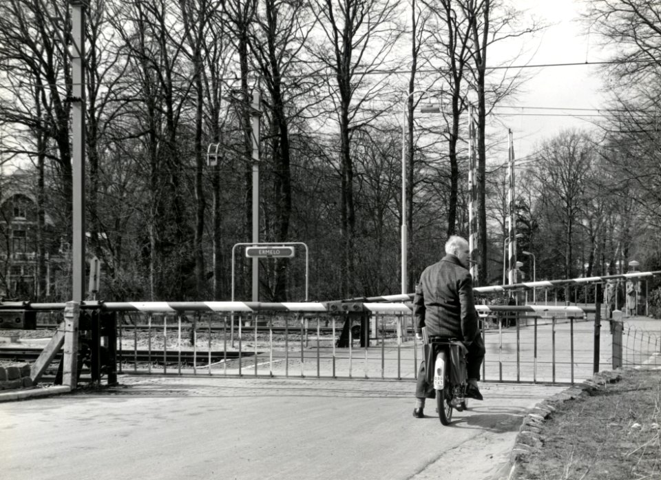 HUA-169401-Gezicht op de spoorwegovergang in de Stationsstraat te Ermelo