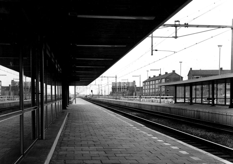 HUA-153241-Gezicht op de perrons van het N.S.station Rijswijk te Rijswijk