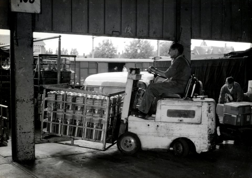 HUA-168349-Afbeelding van het overladen van goederen van lakfabriek Sikkens door Van Gend & Loos, met behulp van een heftruck, te Leiden