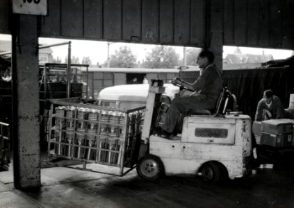 HUA-168349-Afbeelding van het overladen van goederen van lakfabriek Sikkens door Van Gend & Loos, met behulp van een heftruck, te Leiden