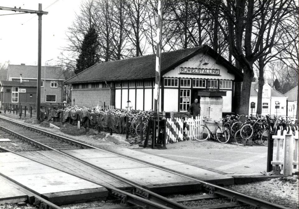 HUA-169274-Gezicht op de rijwielstalling bij het N.S.-station Nunspeet te Nunspeet