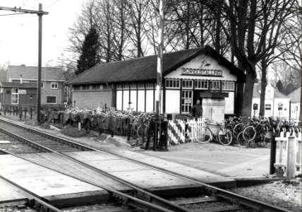 HUA-169274-Gezicht op de rijwielstalling bij het N.S.-station Nunspeet te Nunspeet