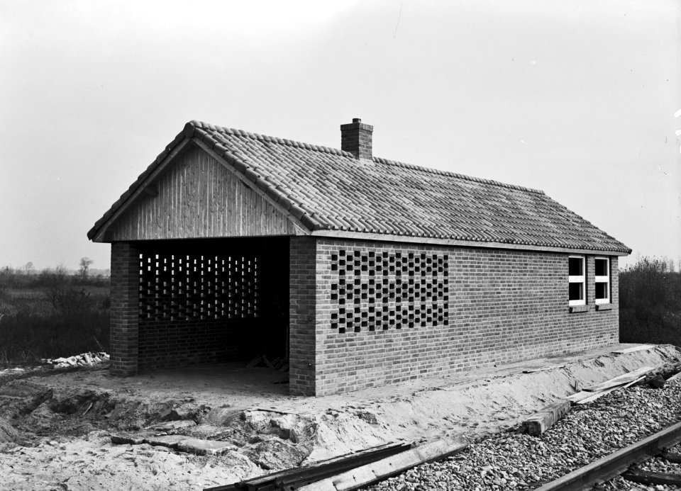HUA-166359-Gezicht op de ploegbergplaats (ploegbaaskeet) van N.S. (Weg en Werken, wegonderhoud) te Eindhoven