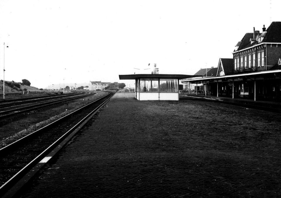 HUA-153267-Gezicht op het perron van het NS station Simpelveld te Simpelveld met links het emplacement en rechts het stationsgebouw