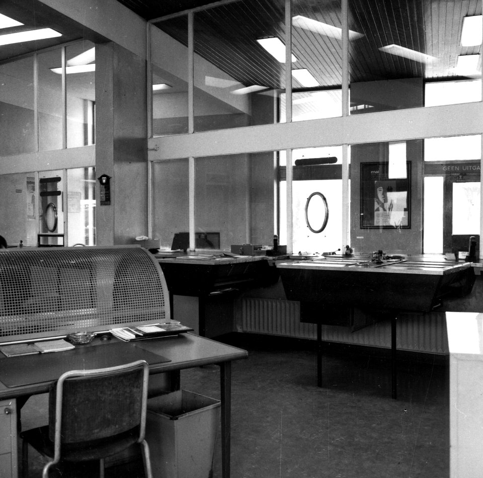 HUA-165705-Interieur van het N.S.-station Zevenaar te Zevenaar- plaatskaartenkantoor